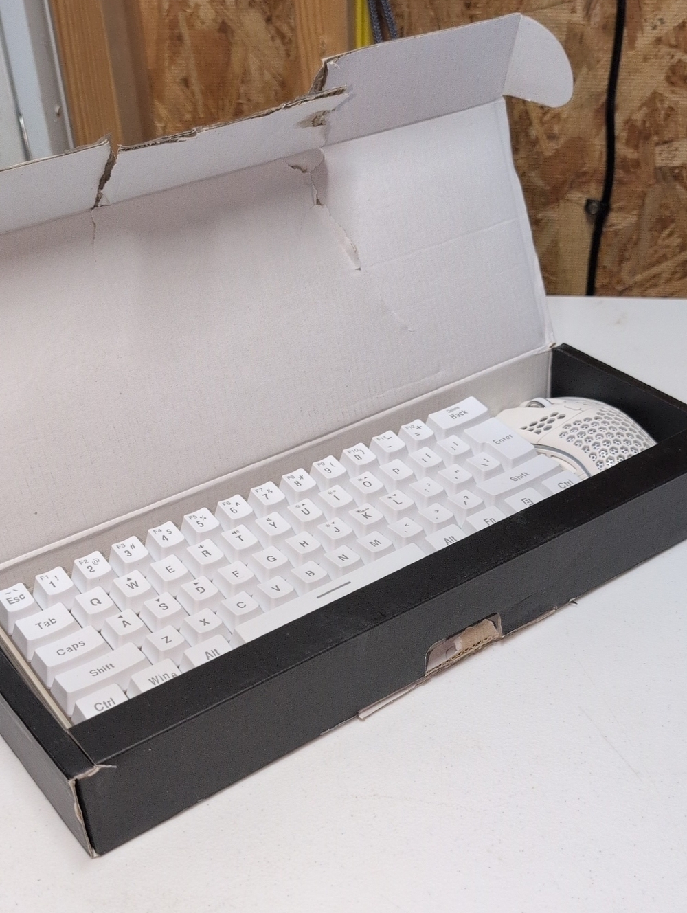 White Compact Mechanical Keyboard & Matching Mouse (96)